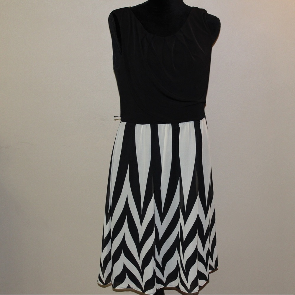 COPY - Roz & Ali Black and Cream Sleeveless Dress